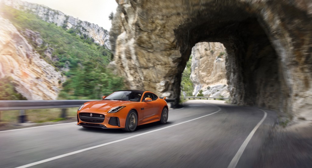 Jag_FTYPE_SVR_Coupe_Location_170216_05_126528
