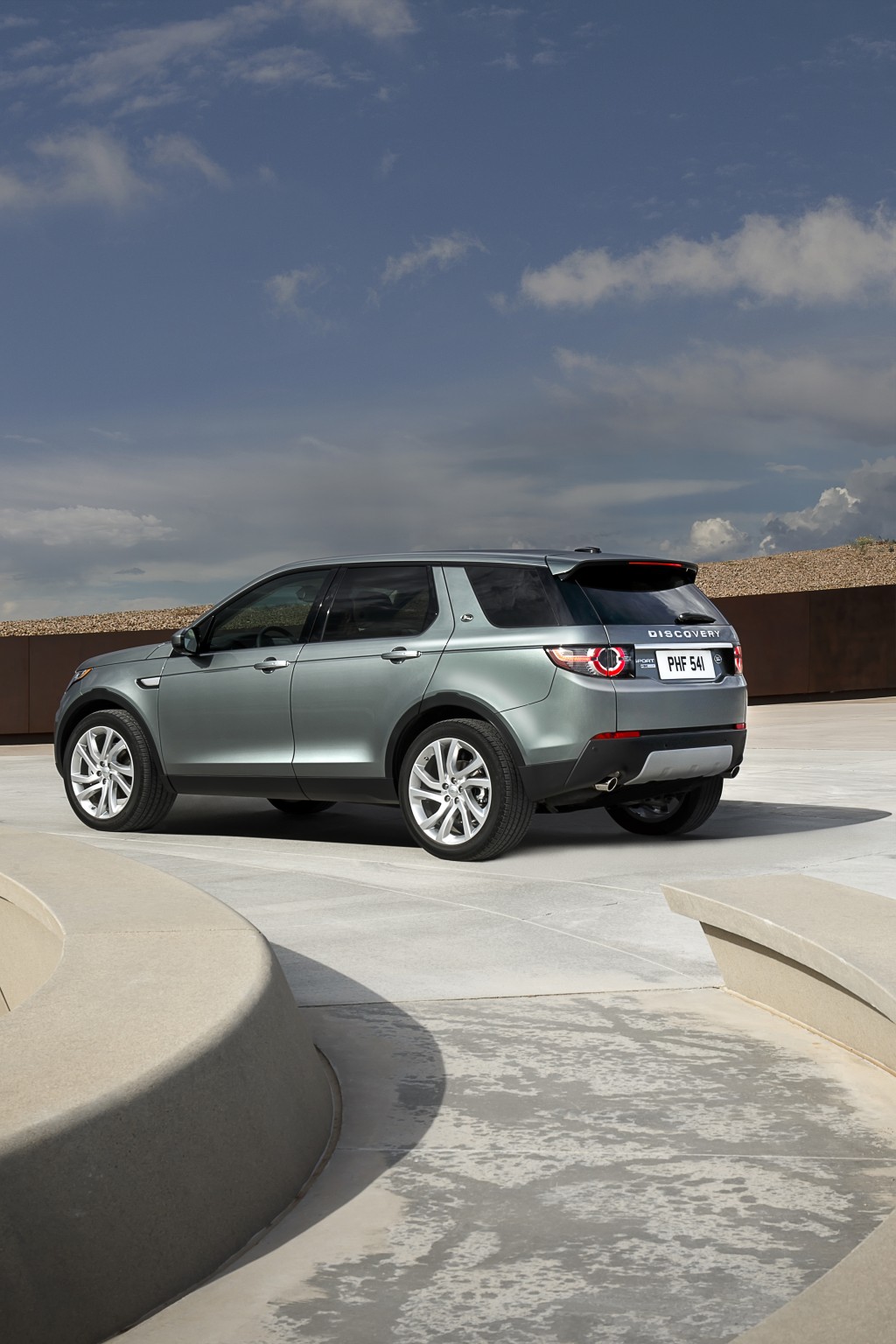 LR_Discovery_Sport_05_93344
