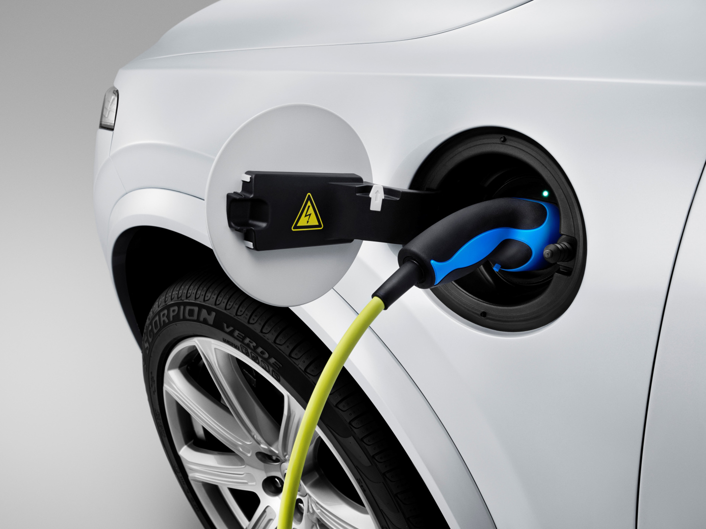 150060_The_all_new_Volvo_XC90_Charging