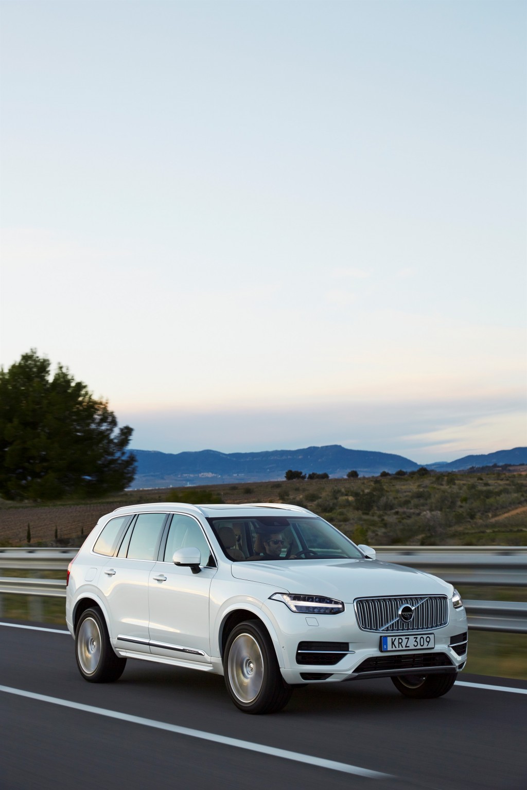 157808_The_new_Volvo_XC90_T8_Twin_Engine_petrol_plug_in_hybrid_driven_in_Tarragona