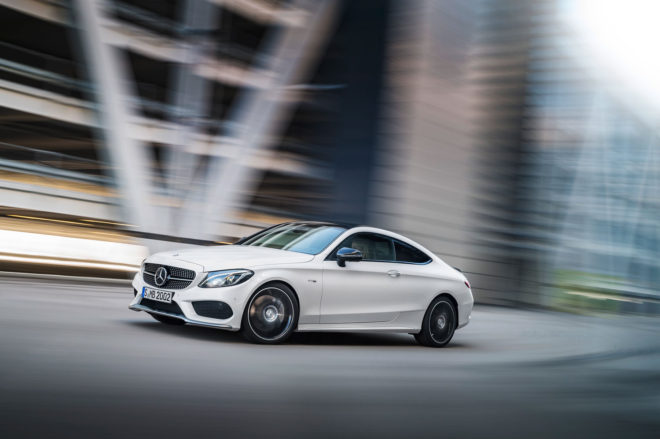 Mercedes-AMG C 43 4MATIC sprostredkuje zážitok pretekárskeho vozidla