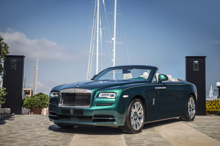 Rolls-Royce predstavil smaragdom vykladaný Dawn a mestom Porto Cervo inšpirovaný Wraith