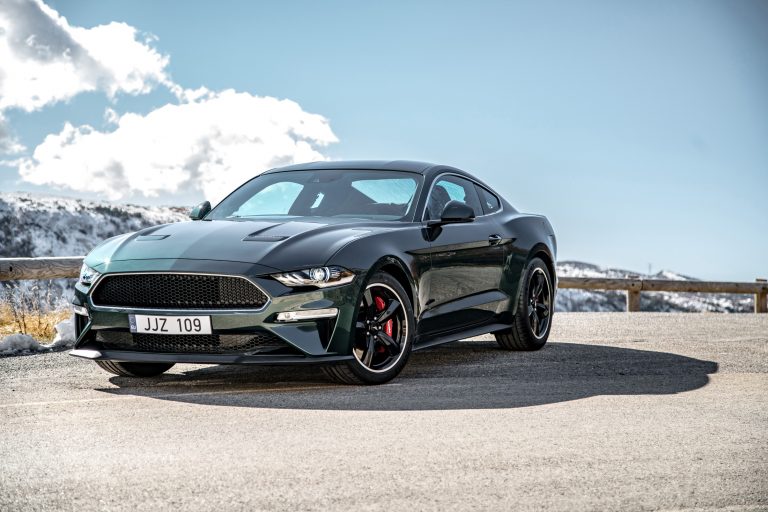 Nový Ford Mustang BULLITT pro Evropu skládá hold legendě stříbrného plátna vyšším výkonem a specifickými designovými detaily