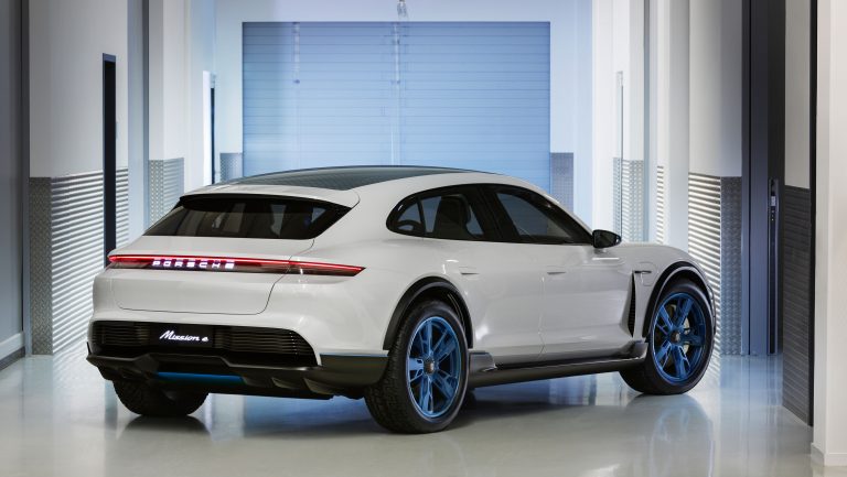Mission E Cross Turismo slaví světovou premiéru