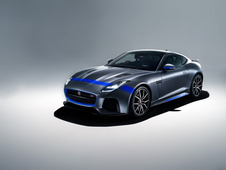 NOVÝ GRAPHIC PACK PŘIDÁVÁ SUPERSPORTOVNÍMU JAGUARU F-TYPE SVR O VÝKONU 575 KONÍ „VIZUÁLNÍ SVALY“