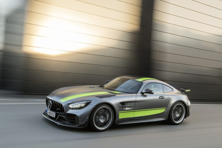 Mercedes-AMG GT R PRO (2018), selenitgrau magno, Kraftstoffverbrauch kombiniert: 12,4 l/100 km; CO2-Emissionen kombiniert: 284 g/km // Mercedes-AMG GT R PRO (2018), selenitgray magno, Combined fuel consumption: 12.4 l/100 km; Combined CO2 emissions: 284 g/km