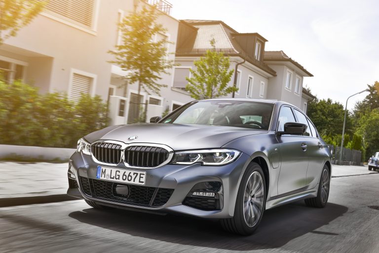Športovejšie a účinnejšie vďaka špičkovému pohonu BMW eDrive Technology: nové BMW 330e Sedan prichádza na trh.