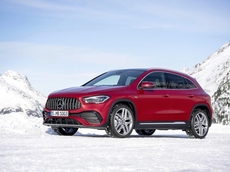 AMG GLA 35 4MATIC;Kraftstoffverbrauch kombiniert 7,5-7,4 l/100 km; CO2-Emissionen kombiniert 171-170 g/km* AMG GLA 35 4MATIC;combined fuel consumption 7.5-7.4 l/100 km; combined CO2 emissions 171-170 g/km*
