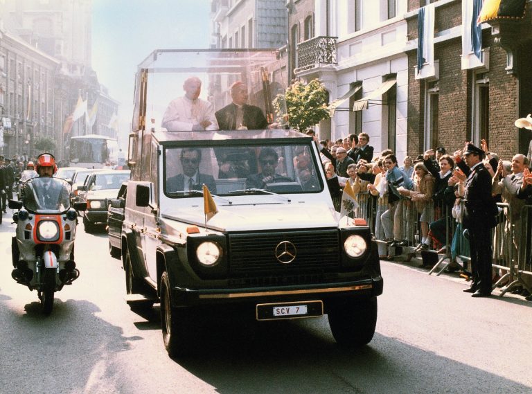 Papst Johannes Paul II. im „Papamobil“ auf Basis des Mercedes-Benz 230 G mit dem Kennzeichen SCV 7. Pope John Paul II in the “Popemobile” on the basis of the Mercedes-Benz 230 G with registration number SCV 7.