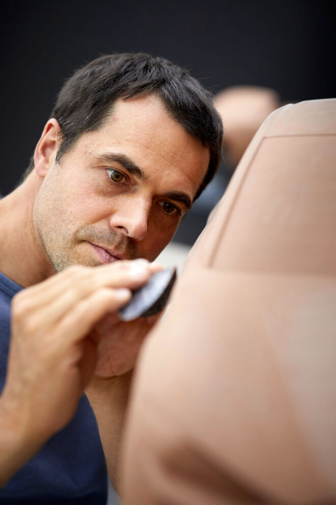 INSIDE MAZDA: Ako vzniká dizajn Mazdy: hlinení modelári tvarujú autá rukami
