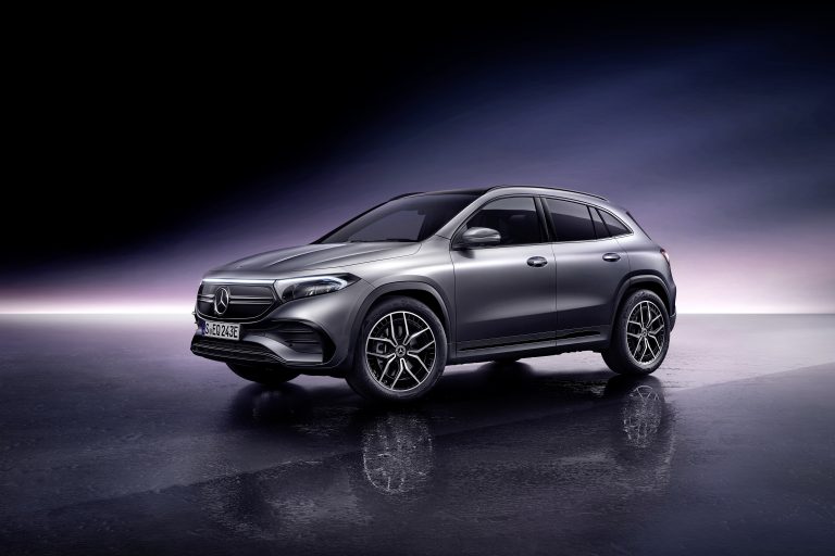 Mercedes-EQ, EQA, AMG Line, mountaingrau magno, Studioaufnahme; EQA 250 (Stromverbrauch kombiniert: 15,7 kWh/100 km; CO2-Emissionen kombiniert: 0 g/km) // Mercedes-EQ, EQA, AMG Line, mountain grey magno, studio shot; EQA 250 (combined electrical consumption: 15.7 kWh/100 km; combined CO2 emissions: 0 g/km)