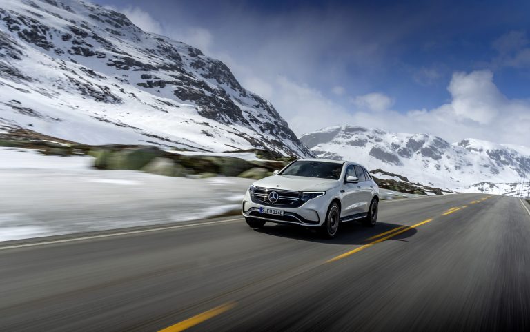 EQC 400 4MATIC; designo diamantweiß bright; AMG Line;designo Leder Nappa zweifarbig platinweiß pearl / schwarz;Stromverbrauch kombiniert: 20,8 – 19,7 kWh/100 km; CO2-Emissionen kombiniert: 0 g/km* ; *Stromverbrauch und Reichweite wurden auf der Grundlage der VO 692/2008/EG ermittelt. Stromverbrauch und Reichweite sind abhängig von der Fahrzeugkonfiguration EQC 400 4MATIC; designo diamond white bright; AMG Line; Two-tone designo nappa leather platinum white pearl / black;Combined electric energy consumption: 20.8 - 19.7 kWh/100 km; combined CO2 emissions: 0 g/km* ; *Electric energy consumption and range have been determined on the basis of Regulation (EC) No. 692/2008. Electric energy consumption and range depend on the vehicle configuration