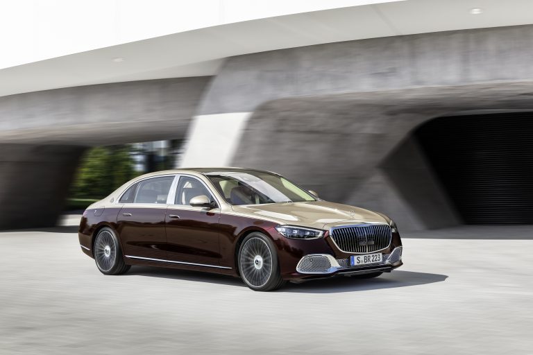 Mercedes-Maybach S-Klasse; Exterieur: designo rubelitrot/kalaharigold; Interieur: Leder Nappa macchiatobeige/bronzebraun pearl; Zierteile: designo Holz Walnuss braun offenporig aluminium lines // Mercedes-Maybach S-Class; exterior: designo rubelit red/kalahari gold; interior: Leather Nappa macchiato beige / bronze brown pearl; trim parts: designo brown open-pore walnut wood with aluminium lines