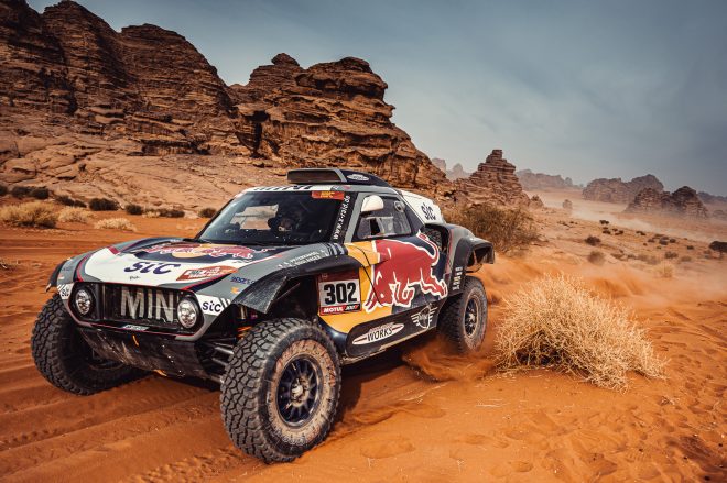 Rally Dakar 2021 - šieste celkové víťazstvo pre MINI: držiteľ rekordného počtu víťazstiev Stéphane Peterhansel triumfoval s MINI JCW Buggy.