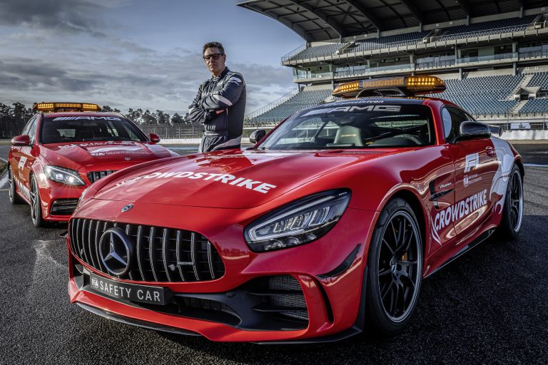 Neues Design für Mercedes-AMG Official FIA F1 Safety Car™ und Medical Car™ / Mercedes-AMG GT R (Kraftstoffverbrauch kombiniert 12,4 l/100 km, CO2-Emissionen kombiniert 284 g/km). Mercedes-AMG C 63 S T-Modell (Kraftstoffverbrauch kombiniert 10,0 l/100 km, CO2-Emissionen kombiniert 229 g/km). New design for Mercedes-AMG Official FIA F1 Safety Car™ and Medical Car™ / Mercedes-AMG GT R (fuel consumption combined 12.4 l/100 km, CO2 emissions combined 284 g/km). Mercedes-AMG C 63 S Estate (fuel consumption combined 10.0 l/100 km, CO2 emissions combined 229 g/km).