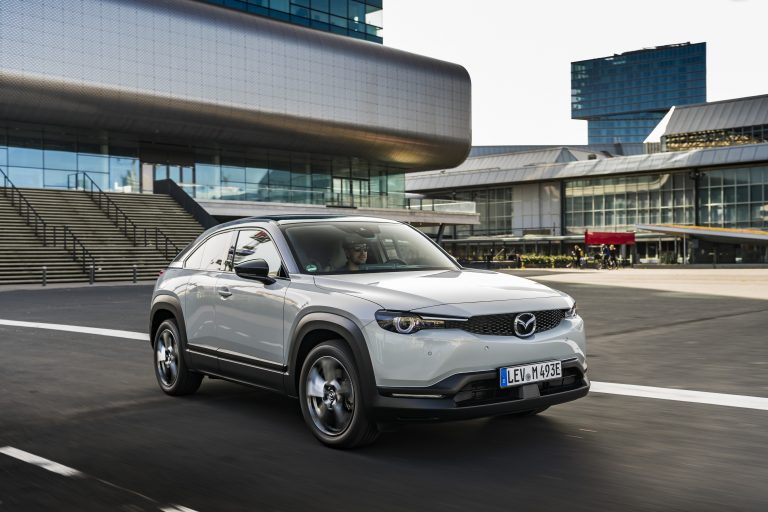 Elektromobil MAZDA MX-30 ako náhradné vozidlo počas pravidelných servisných prehliadok zdarma