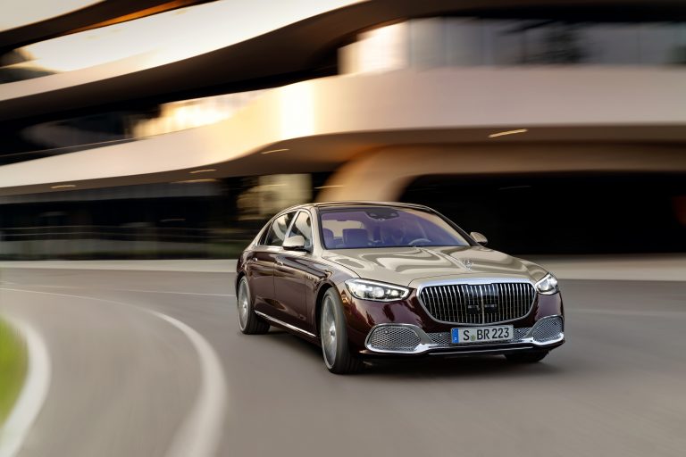 Mercedes-Maybach S 680 4MATIC (Kraftstoffverbrauch kombiniert: 14,1-13,3 l/100 km, CO2-Emissionen kombiniert: 322-305 g/km); Exterieur: designo rubelitrot/kalaharigold; Interieur: Leder Nappa macchiatobeige/bronzebraun pearl; Zierteile: designo Holz Walnuss braun offenporig aluminium lines;Kraftstoffverbrauch kombiniert: 14,1-13,3 l/100 km, CO2-Emissionen kombiniert: 322-305 g/km* Mercedes-Maybach S 680 4MATIC (combined fuel consumption: 14.1-13.3 l/100 km, combined CO2 emissions: 322-305 g/km); exterior: designo rubelit red/kalahari gold; interior: Leather Nappa macchiato beige / bronze brown pearl; trim parts: designo brown open-pore walnut wood with aluminium lines;Combined fuel consumption: 14.1-13.3 l/100 km, combined CO2 emissions: 322-305 g/km*