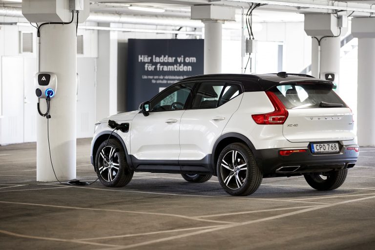 Volvo Cars and BatteryLoop use car batteries for a solar-powered energy storage system