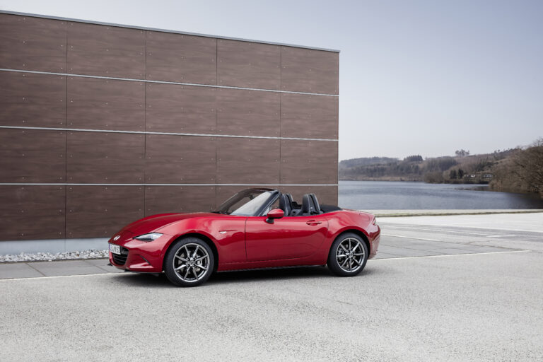CELEBRATING RED: Červená ako farba emócií: príbeh od Mazdy R360 Coupé po Soul Red Crystal