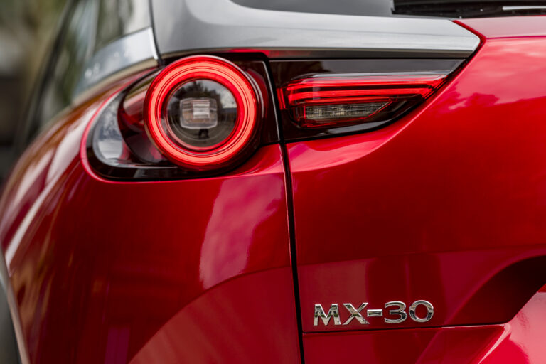 CELEBRATING RED: Červená ako farba emócií: príbeh od Mazdy R360 Coupé po Soul Red Crystal