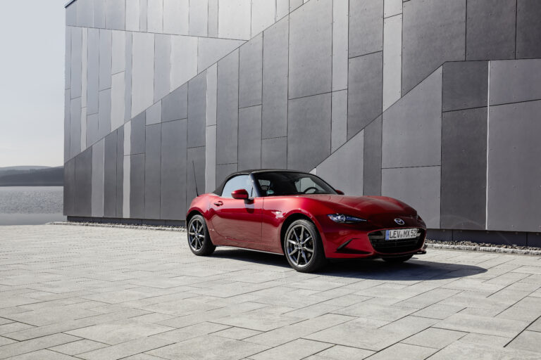 CELEBRATING RED: Červená ako farba emócií: príbeh od Mazdy R360 Coupé po Soul Red Crystal