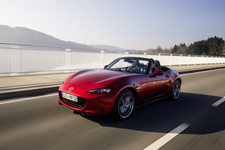 CELEBRATING RED: Červená ako farba emócií: príbeh od Mazdy R360 Coupé po Soul Red Crystal