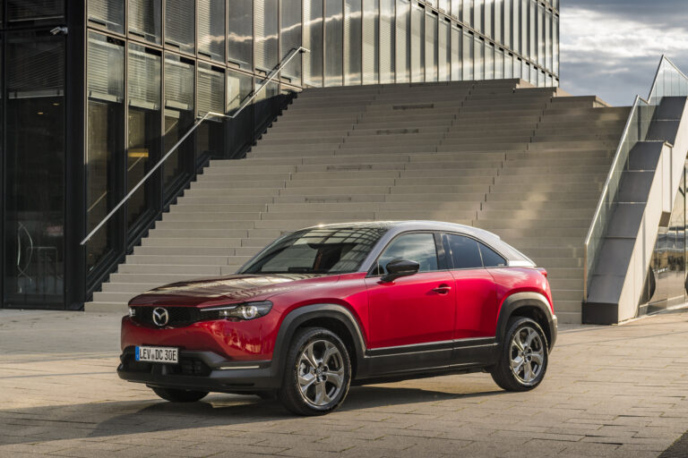 CELEBRATING RED: Červená ako farba emócií: príbeh od Mazdy R360 Coupé po Soul Red Crystal