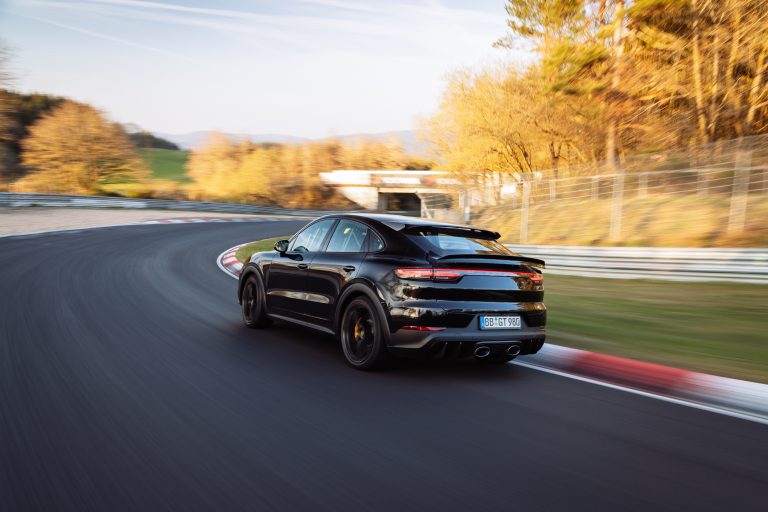 Výkonný model Porsche Cayenne prešiel cez Severnú slučku okruhu Nürburgring v rekordnom čase