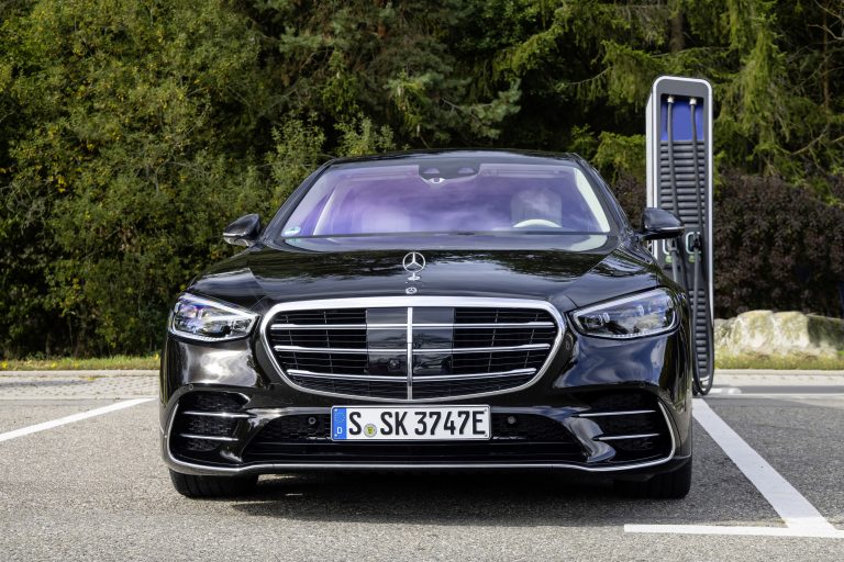 Mercedes-Benz S 580 e 4MATIC (Kraftstoffverbrauch kombiniert, gewichtet: 1,0-0,7 l/100 km; CO2-Emissionen kombiniert, gewichtet: 23-16 g/km; Stromverbrauch kombiniert, gewichtet: 25,5-21,9 kWh/100 km); Exterieur: Onyxschwarz, AMG Line; Interieur: Leder Exklusiv macciatobeige/magmagrau;Kraftstoffverbrauch kombiniert, gewichtet: 1,0-0,7 l/100 km; CO2-Emissionen kombiniert, gewichtet: 23-16 g/km; Stromverbrauch kombiniert, gewichtet: 25,5-21,9 kWh/100 km* Mercedes-Benz S 580 e 4MATIC (combined fuel consumption, weighted: 1.0-0.7 l/100 km; combined CO2 emissions, weighted: 23-16 g/km; combined electric energy consumption, weighted: 25.5-21.9 kWh/100 km); exterior: onyx black, AMG Line; interior: leather exclusive macchiato beige/magma grey;combined fuel consumption, weighted: 1.0-0.7 l/100 km; combined CO2 emissions, weighted: 23-16 g/km; combined electric energy consumption, weighted: 25.5-21.9 kWh/100 km*