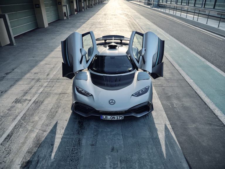 Mercedes-AMG ONE (Kraftstoffverbrauch gewichtet, kombiniert: 8,7 l/100 km; CO2‑Emissionen gewichtet, kombiniert: 198 g/km; Stromverbrauch gewichtet, kombiniert: 32 kWh/100 km), ] [1] Die Angaben zu Verbrauch und CO2-Emissionen sind vorläufig und wurden intern nach Maßgabe der Zertifizierungsmethode „WLTP-Prüfverfahren“ ermittelt. Es liegen bislang weder bestätigte Werte vom Technischen Dienst noch eine EG-Typgenehmigung noch eine Konformitätsbescheinigung mit amtlichen Werten vor. Abweichungen zwischen den Angaben und den amtlichen Werten sind möglich. Mercedes-AMG ONE (fuel consumption weighted, combined: 8.7 l/100 km; CO2 emissions weighted, combined: 198 g/km; electricity consumption weighted, combined: 32 kWh/100 km), The figures for fuel consumption and CO2 emissions are provisional and were determined internally in accordance with the "WLTP test procedure" certification method. Confirmed values from the technical service or an EC type approval or certificate of conformity with official values are not yet available. Differences between the stated figures and the official figures are possible