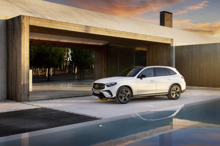 Mercedes-Benz GLC SUV Plug-in-Hybrid; Exterieur: AMG Line, MANUFAKTUR diamantweiß bright; Interieur: AMG Line, Leder zweifarbig powerrot/schwarz // Mercedes-Benz GLC SUV plug-in hybrid; exterior: AMG line, MANUFAKTUR diamond white bright; interior: AMG line, leather two-tone power red/black