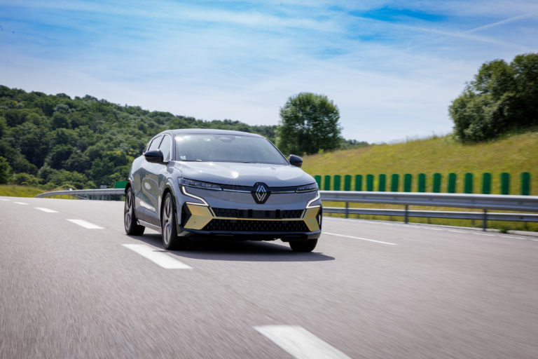38223_renault_megane_e-tech_electric__delving_into_the_heart_of_innova