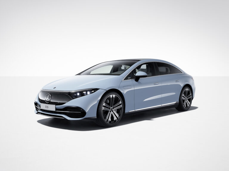 EQS 580 4MATIC, MANUFAKTUR vintageblau uni, (22") Leichtmetallräder im 5-Doppelspeichen-Design ( WLTP: Stromverbrauch kombiniert: 21,3-17,7 kWh/100 km; CO2-Emissionen kombiniert: 0g/km );WLTP: Stromverbrauch kombiniert: 21,3-17,7 kWh/100 km; CO2-Emissionen kombiniert: 0g/km* EQS, EQS 580 4MATIC, MANUFAKTUR vintage blue solid, (22-inch) 5-twin-spoke light-alloy wheels, Electric Art exterior ( WLTP: combined electrical consumption: 21.3–17.7 kWh/100 km; combined CO2 emissions: 0 g/km );WLTP: Combined electrical consumption: 21.3–17.7 kWh/100 km; combined CO2 emissions: 0 g/km*