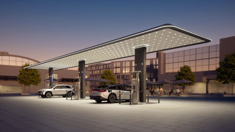 Mercedes-Benz kündigt globales Marken-High-Power-Charging-Netzwerk an: Die Mercedes-Benz Charging Hubs werden sich in wichtigen Städten und Ballungszentren in der Nähe von Hauptverkehrsadern und verkehrsgünstigen Einzelhandels- und Dienstleistungsstandorten einschließlich Mercedes-Benz Händlerstandorten befinden. Mercedes-Benz to launch global branded high-power charging network: The Mercedes-Benz charging hubs will be located in key cities and urban population centres, close to major arteries, convenient retail and service destinations, including Mercedes-Benz dealership sites.