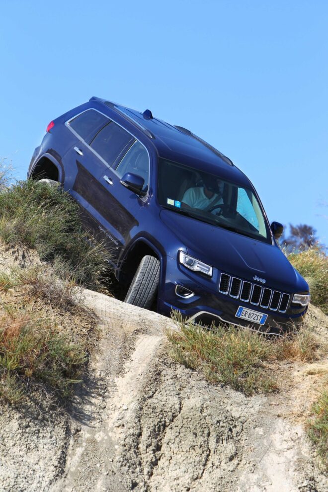 150314_j_gcherokee_offroad_02.jpg