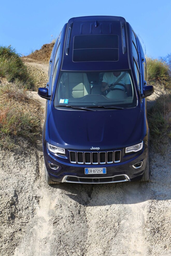 150314_j_gcherokee_offroad_04.jpg