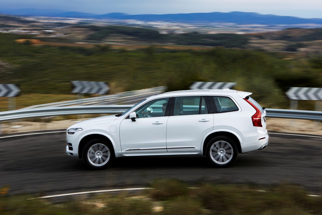 157811_The_new_Volvo_XC90_T8_Twin_Engine_petrol_plug_in_hybrid_driven_in_Tarragona.jpg