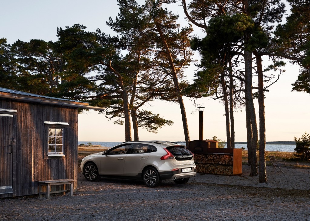 175939_Volvo_V40_T5_AWD_Cross_Country_Location_7_8_Rear.jpg