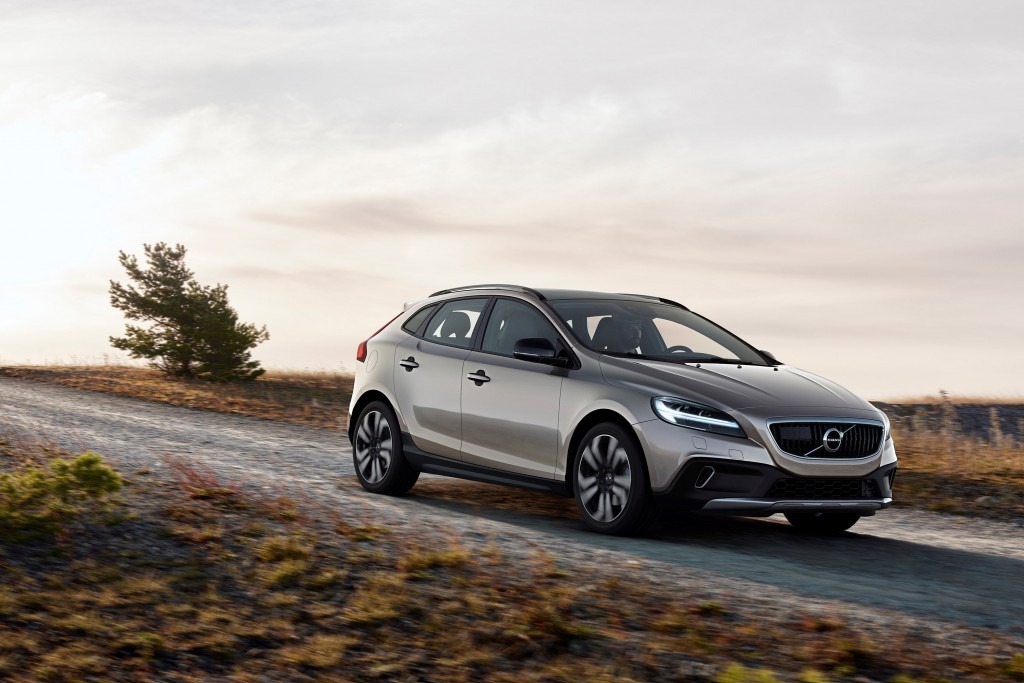 175940_Volvo_V40_T5_AWD_Cross_Country_Location_3_4_Front.jpg
