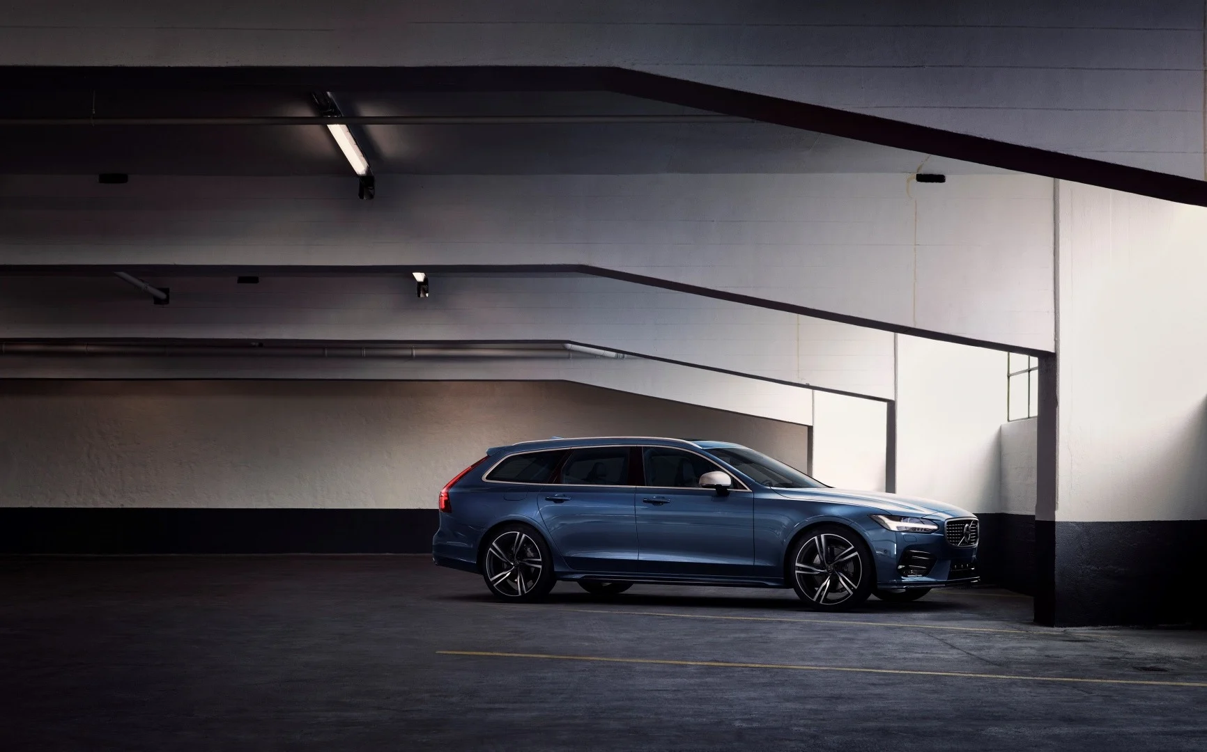 192805_Volvo_V90_R_Design_Location.jpg