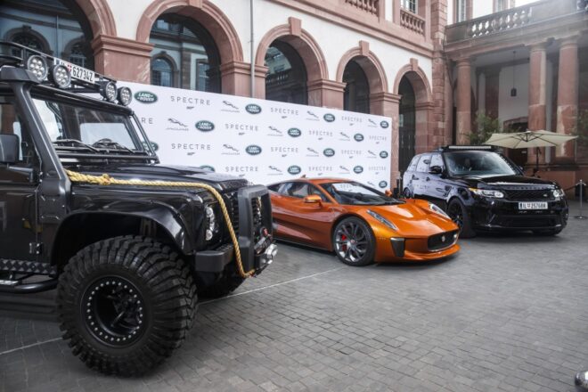 SVETOVÁ PREMIÉRA BONDOVSKÝCH VOZIDIEL JAGUAR LAND ROVER