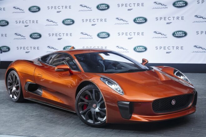 SVETOVÁ PREMIÉRA BONDOVSKÝCH VOZIDIEL JAGUAR LAND ROVER