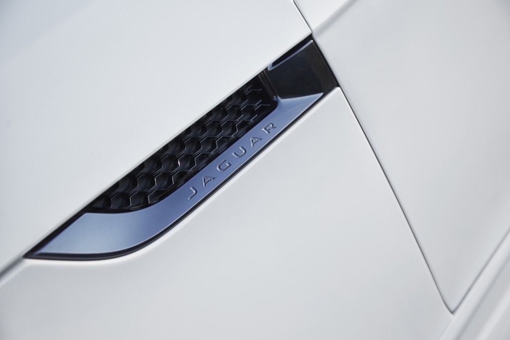 Jag_FTYPE_16MY_AWD_R_Glacier_White_Image_191114_12_98635.jpg