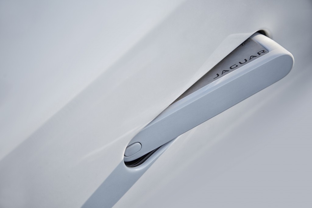 Jag_FTYPE_16MY_AWD_R_Glacier_White_Image_191114_13_98644.jpg