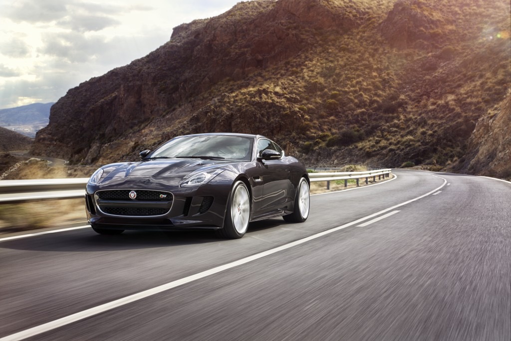 Jag_FTYPE_16MY_AWD_S_Blackberry_Image_191114_04_98710.jpg
