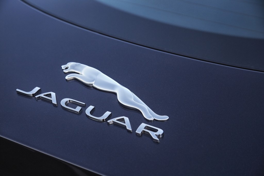 Jag_FTYPE_16MY_AWD_S_Blackberry_Image_191114_09_98711.jpg
