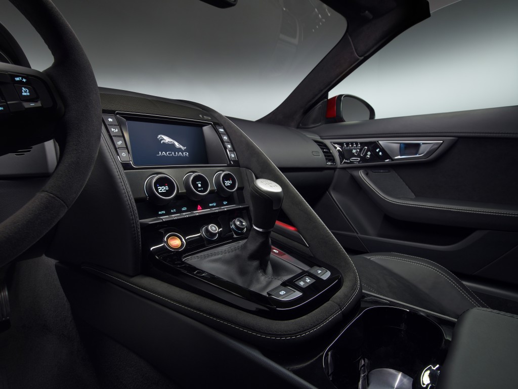 Jag_FTYPE_16MY_Manual_S_Caldera_Red_Studio_191114_08_98682.jpg