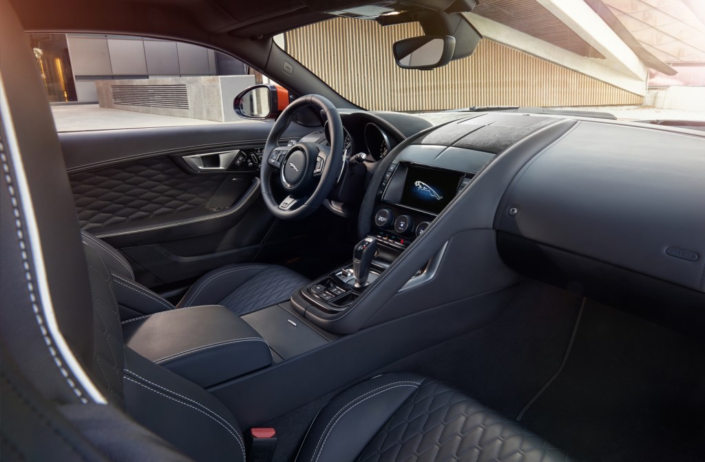 Jag_FTYPE_SVR_Coupe_Interior_170216_16_126534.jpg