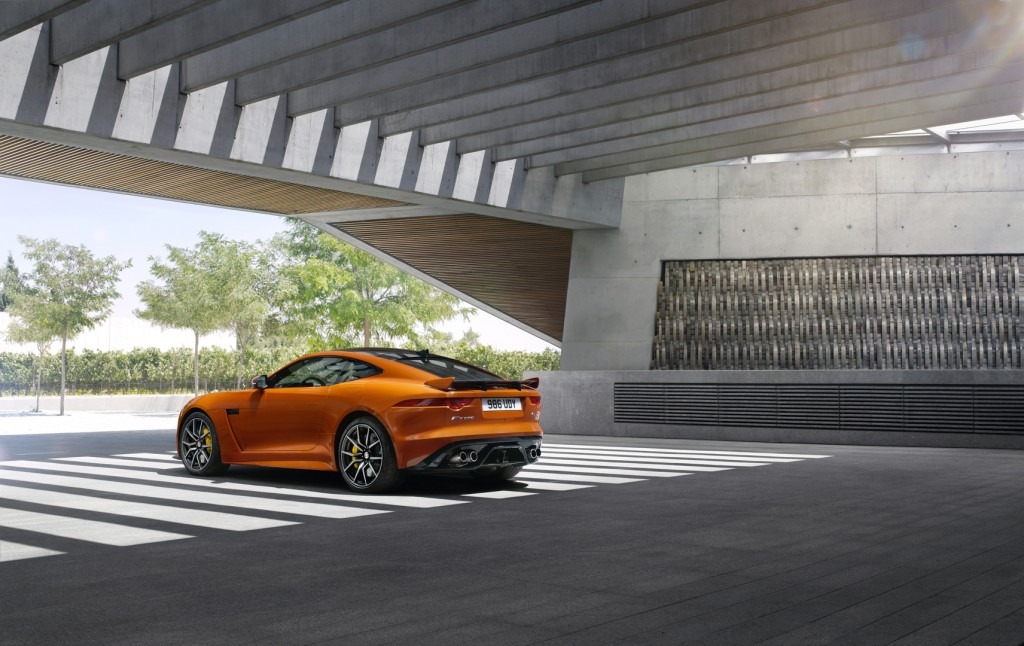 Jag_FTYPE_SVR_Coupe_Location_170216_03_126540.jpg