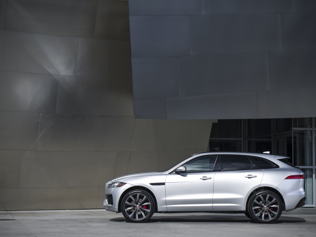 Jaguar_F-PACE_LA_010.jpg